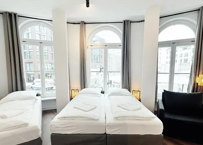 Stylish Apartment Near Binnenalster For Up To 8 Guests